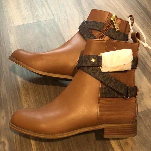 Michael Kors - Rory Flat Bootie in a Size 5.5 - Picture 2 of 4